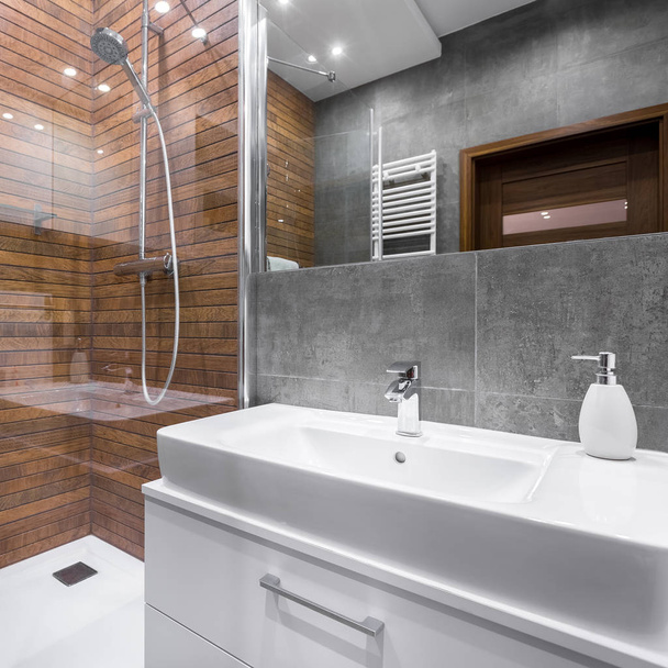luxuriöses Badezimmer mit Dusche - Foto, Bild