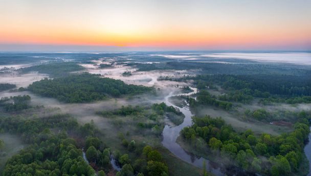 Sisli sabahı gündoğumu River  - Fotoğraf, Görsel