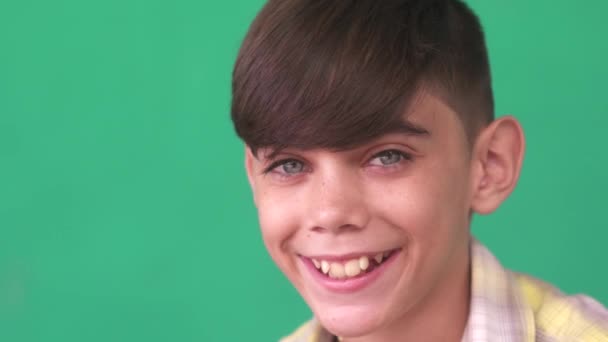 32 gyermek portré Latino fiú boldog vicces hispán gyermek mosolyogva - Felvétel, videó