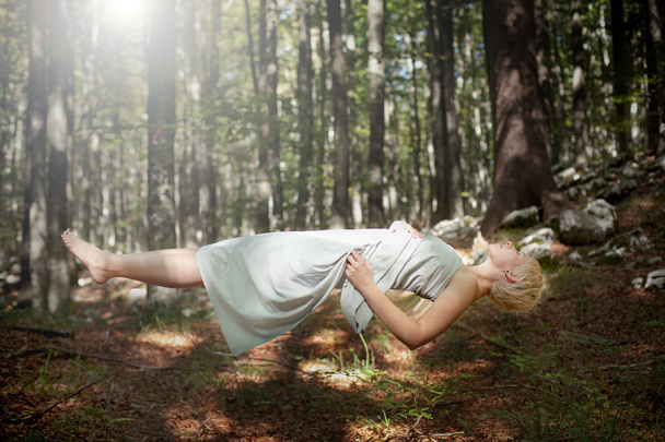 kadın levitating - Fotoğraf, Görsel