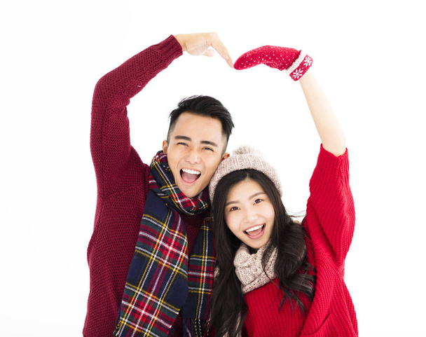 couple heureux en tenue d'hiver avec un beau geste
 - Photo, image