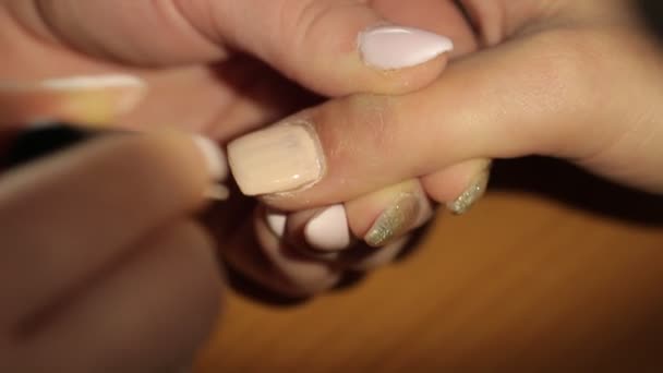Master makes the girl manicure hands at salon - Filmagem, Vídeo