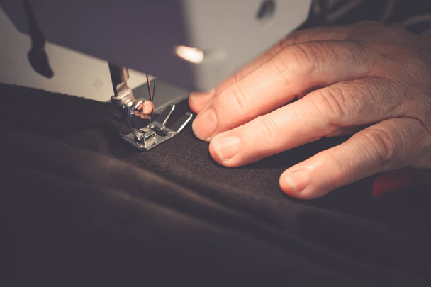 Primer plano de las manos femeninas tela de coser en la máquina de coser - Foto, Imagen