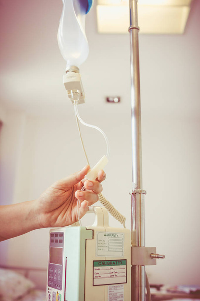 Hemşirelik Yönetmeliği intravenöz (IV) damla hastane odasında eller. - Fotoğraf, Görsel