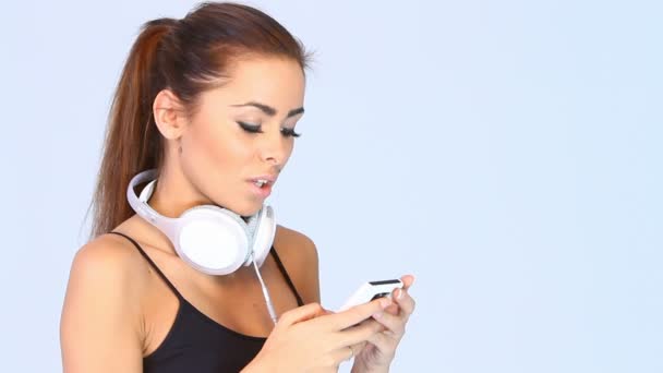Young girl is searching music on her player - Záběry, video