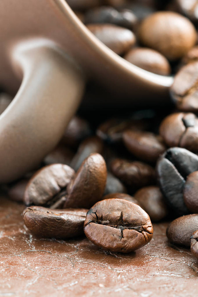 Coffee cup and roasted coffee beans - Фото, зображення