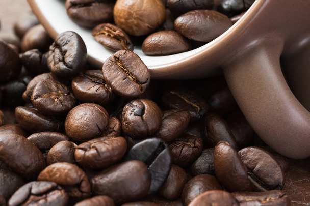 コーヒーカップと焙煎コーヒー豆 - 写真・画像