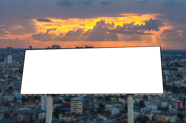 Порожній рекламний щит на красивому небі
 - Фото, зображення