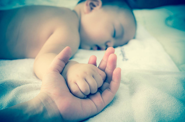 Aziatische baby hand  - Foto, afbeelding