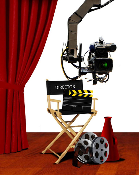 Asiento del director y equipo para hacer películas en el escenario
 - Foto, Imagen