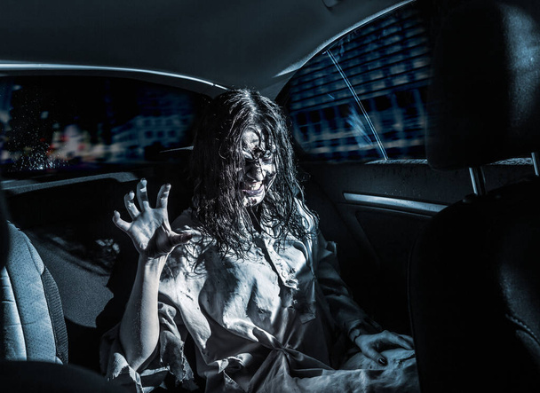 Kobieta zombie horror z krwawe oblicze  - Zdjęcie, obraz
