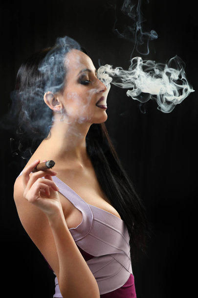 Bir puro sigara kız . - Fotoğraf, Görsel