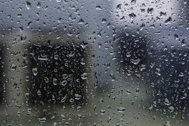 Σταγόνες από νερό της βροχής κατά τη διάρκεια της εποχής των βροχών. - Φωτογραφία, εικόνα