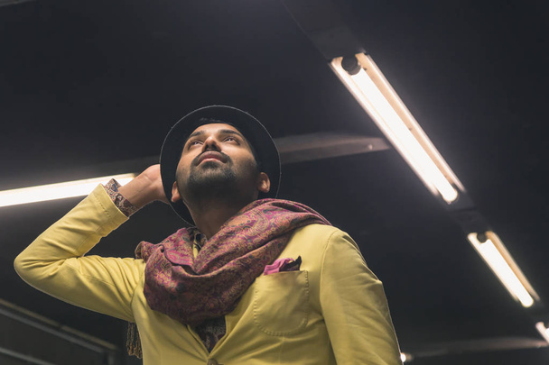 Индийский красивый мужчина позирует в городском контексте
 - Фото, изображение
