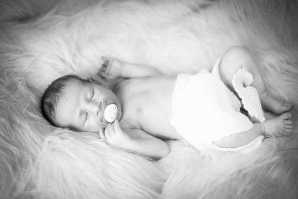 Yeni doğan çocuk dünyanın en küçük çocuk - Fotoğraf, Görsel
