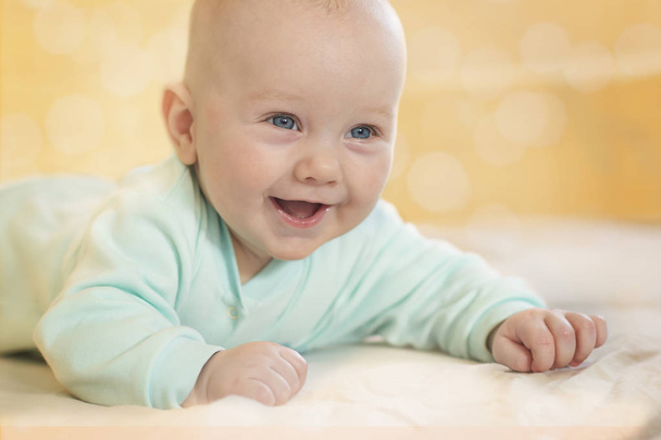 μικρό χαριτωμένο χαμογελαστό παιδί νεογέννητο μωρό - Φωτογραφία, εικόνα