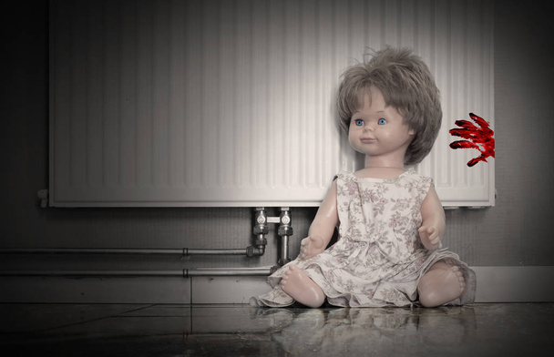 Έννοια της παιδικής κακοποίησης - αιματηρή κούκλα - Φωτογραφία, εικόνα