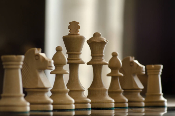 koncepcja z figur szachowych i oświetlenie - Zdjęcie, obraz