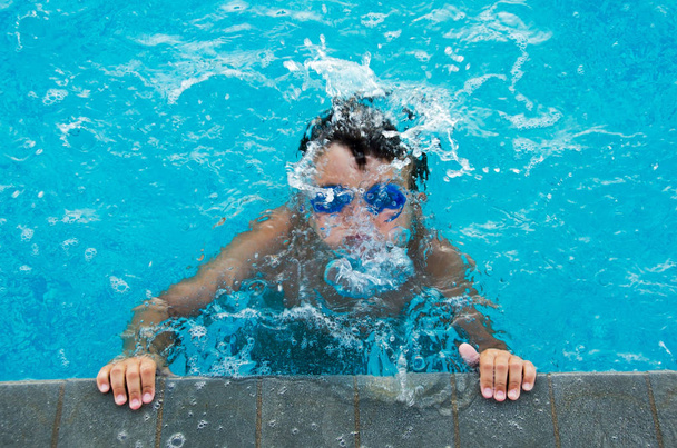 υποβρύχια μικρό παιδί στην πισίνα με γυαλιά - Φωτογραφία, εικόνα