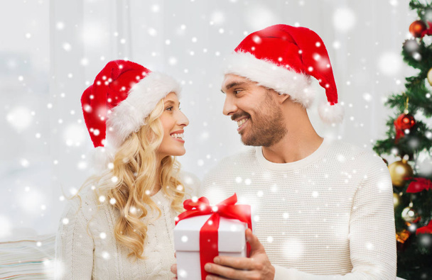 happy couple at home with christmas gift box - Фото, зображення