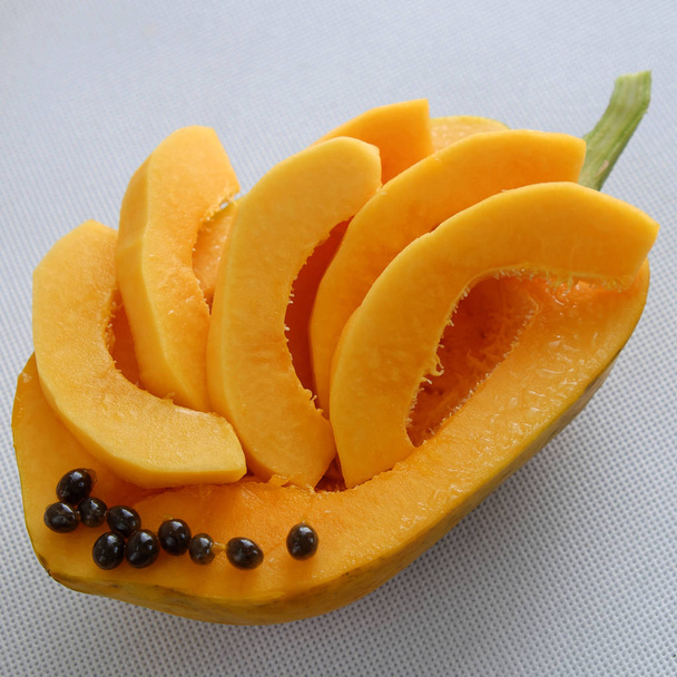 Papaya na białym tle, owoce tropikalne - Zdjęcie, obraz