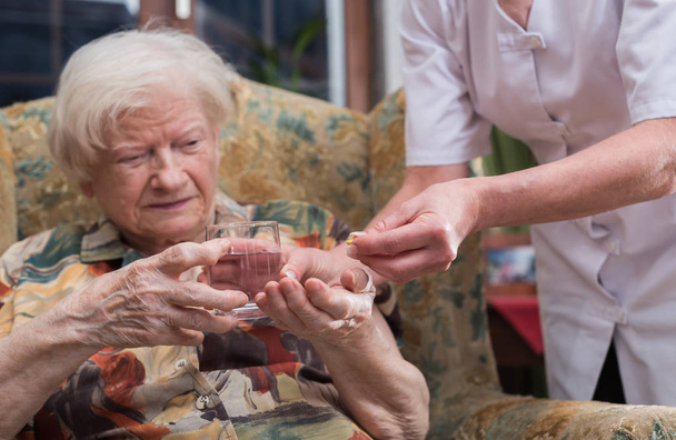 Assistenza medica domiciliare degli anziani
 - Foto, immagini