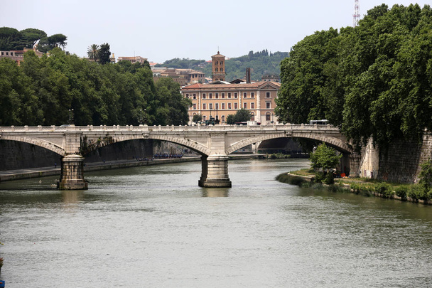 Vanha silta ja Tiber joki Roomassa. Italia
 - Valokuva, kuva