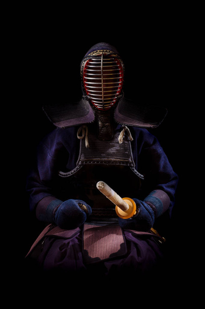 Kendo πολεμιστής με παραδοσιακή ενδυμασία  - Φωτογραφία, εικόνα