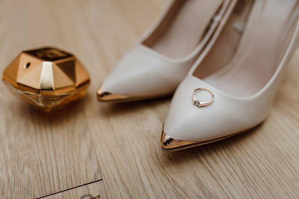 Wedding bridal accessories shoes, jewelry, perfume bottle, wedding rings with copy space - Fotoğraf, Görsel