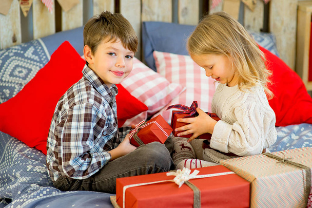 brother and sister are considering Christmas presents - Foto, Imagen