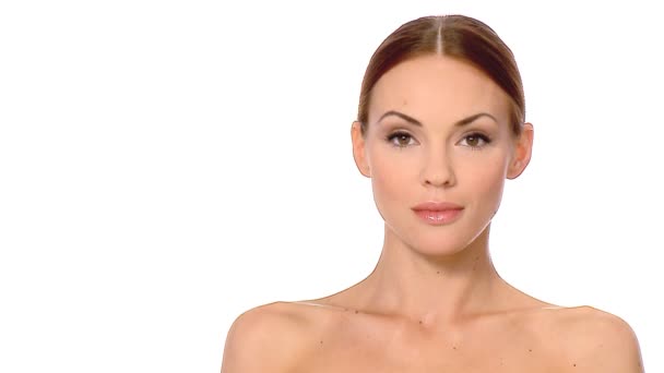 Retrato de mujer hermosa y sexy en blanco
 - Metraje, vídeo