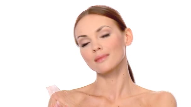 πορτρέτο του όμορφη και σέξι γυναίκα σε λευκό - Πλάνα, βίντεο