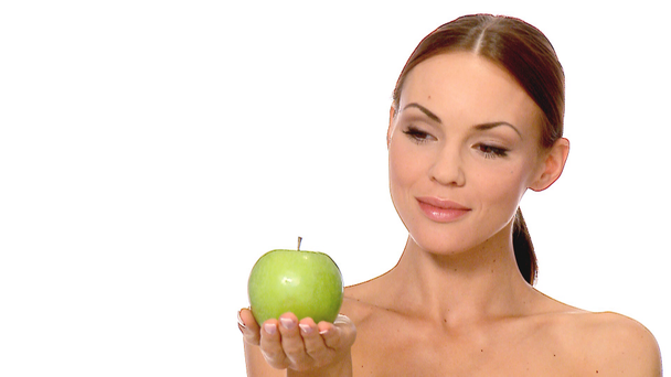 πορτρέτο του όμορφη και σέξι γυναίκα, κρατώντας το μήλο - Πλάνα, βίντεο