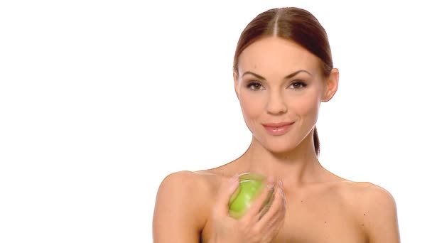 πορτρέτο του όμορφη και σέξι γυναίκα, κρατώντας το μήλο - Πλάνα, βίντεο