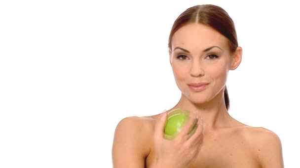 Porträt einer schönen und sexy Frau, die einen Apfel hält - Filmmaterial, Video