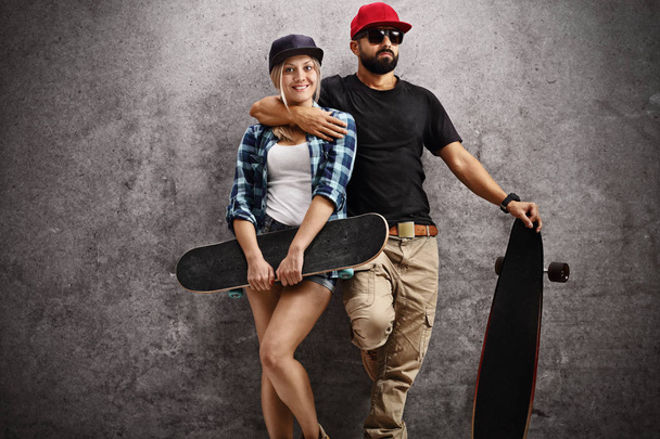 Bearded man and hipster girl leaning against wall - Fotografie, Obrázek