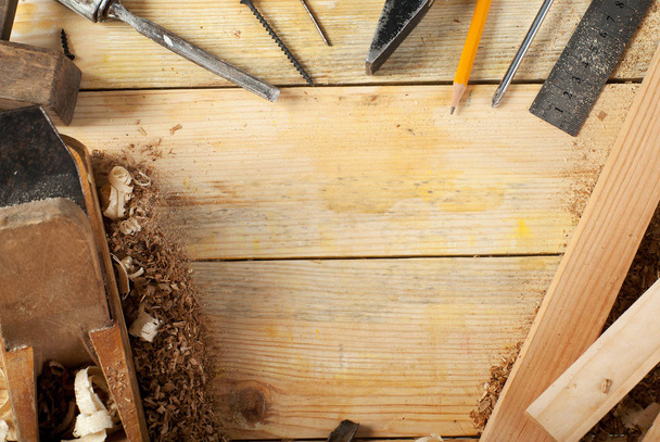 Herramientas de carpintería sobre fondo de mesa de madera. Vista superior. Copiar espacio
 - Foto, Imagen