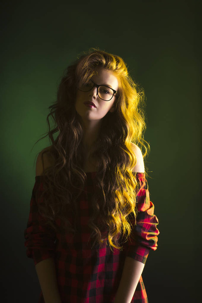 Стильна жінка з довгим хвилястим волоссям в окулярах
 - Фото, зображення