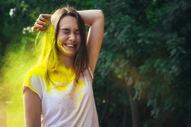 Emocionální mladá žena s barevný prášek Holi  - Fotografie, Obrázek