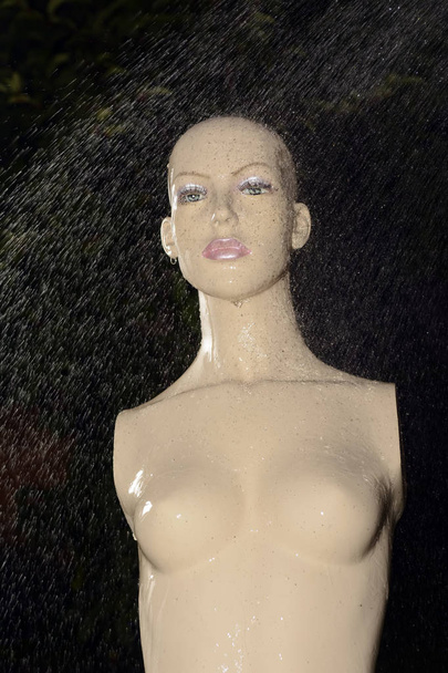 marioneta bajo la lluvia
 - Foto, Imagen