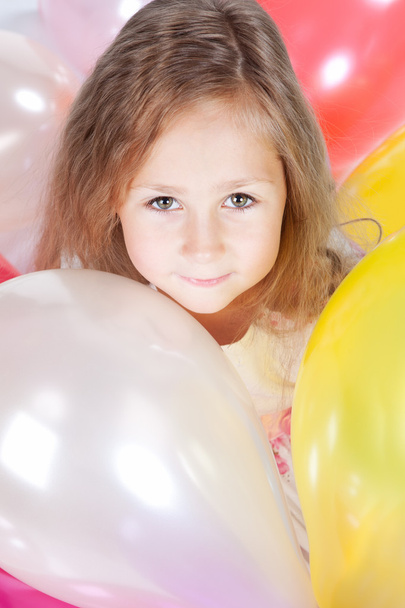 Little girl with balloons in studio - Foto, afbeelding