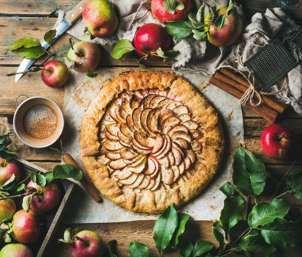 Apple crostata with cinnamon and fresh garden apples - 写真・画像