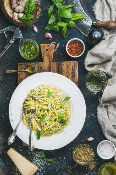 Spaghetti with pesto sauce, parmesan cheese, basil and wine - Foto, afbeelding