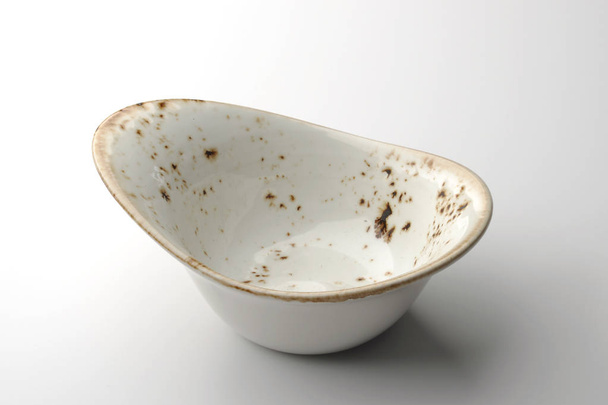 Білий сільському китайський миску ізольовані на білому тлі - Фото, зображення