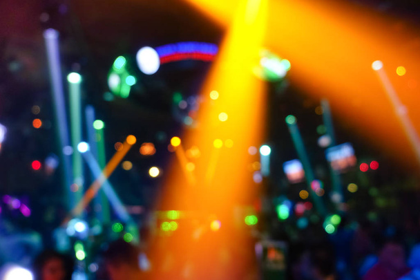 Rozmyte tło z streszczenie bokeh pokaz laserowy w nowoczesny party dyskoteka klub nocny - nocne życie koncepcja z muzyka i rozrywka - obraz z wzmocnionej aureole kolorowe i żywe, jasne światła - Zdjęcie, obraz