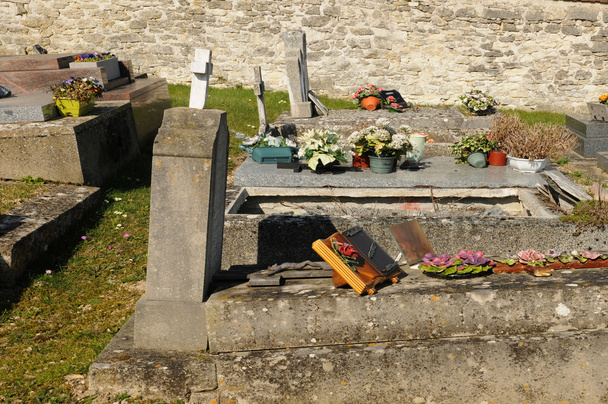 Francia, el cementerio de Mareil sur Mauldre
 - Foto, imagen