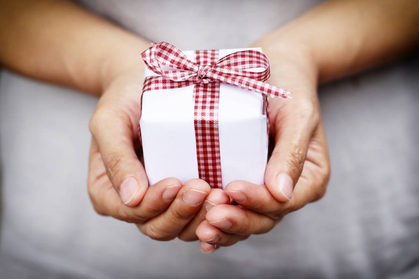 Caja de regalo blanca a mano y cinta roja en caja de regalo, Concept christ
 - Foto, Imagen