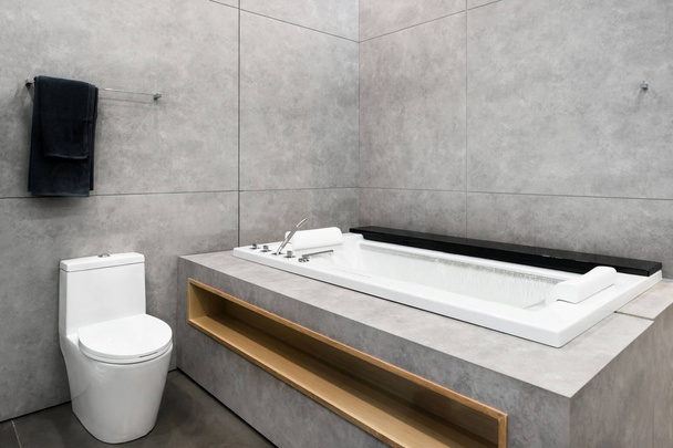 Witte ronde jacuzzi met kolkende water in de badkamer in het hotel spa - Foto, afbeelding