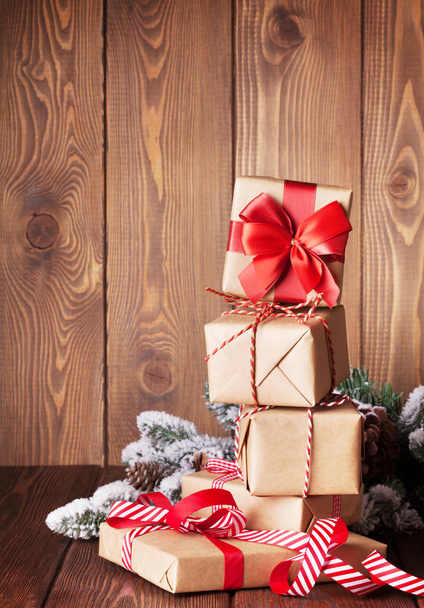 Caixas de presente de Natal e árvore ramo
 - Foto, Imagem