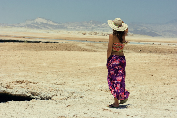 Chica en el desierto - Foto, imagen